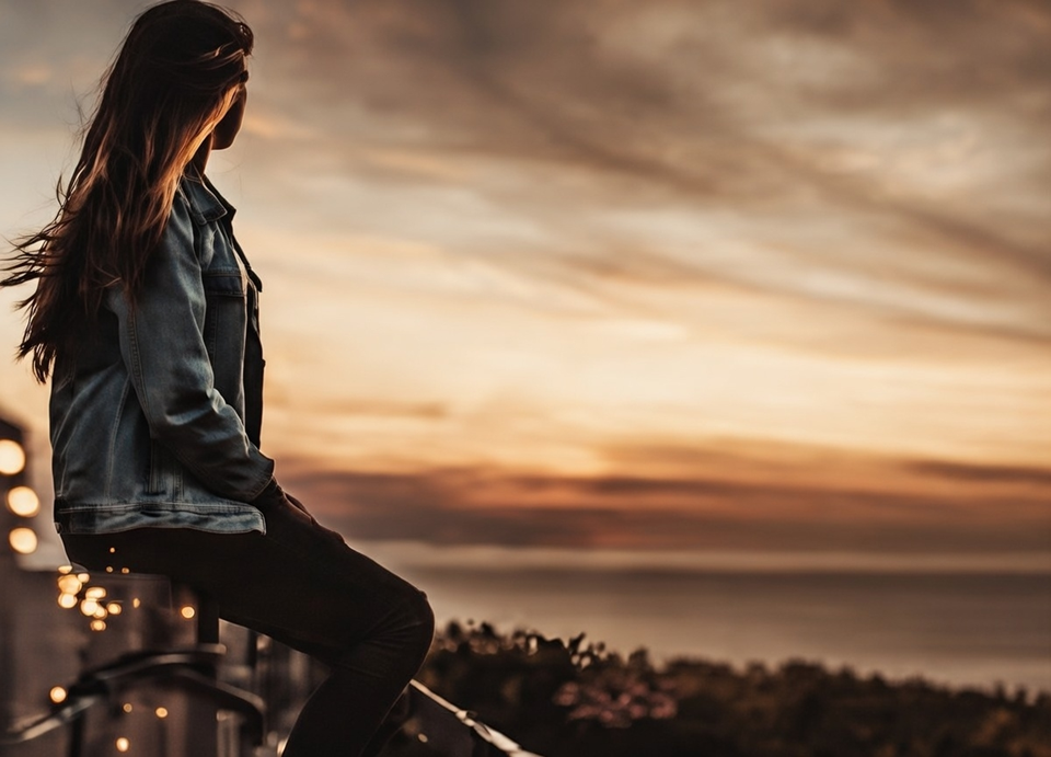 Mujer sola con luz cálida